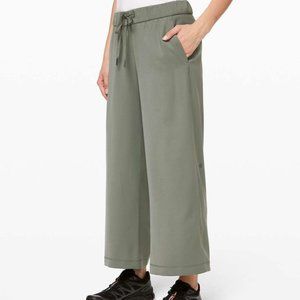 Lululemon on the fly 7/8 wide leg woven pants size 4 grey sage